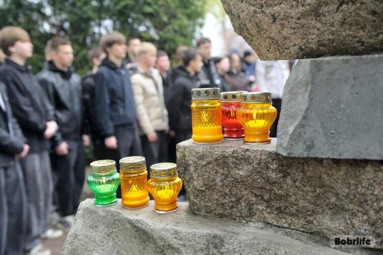 Светлая память жертвам войны: В Международный день освобождения узников фашистских концлагерей бобруйчане возложили цветы к мемориальному знаку «Узникам Бобруйского гетто»