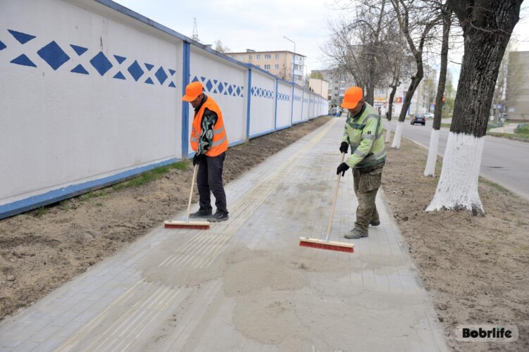 По новой плитке. В Бобруйске продолжают обновлять тротуары