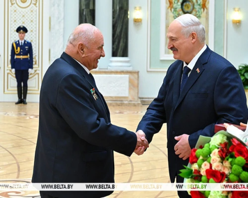 Александр Лукашенко в преддверии священного праздника Дня Победы вручил государственные награды