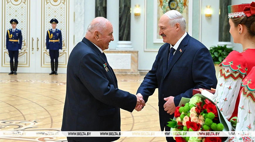 Александр Лукашенко в преддверии священного праздника Дня Победы вручил государственные награды
