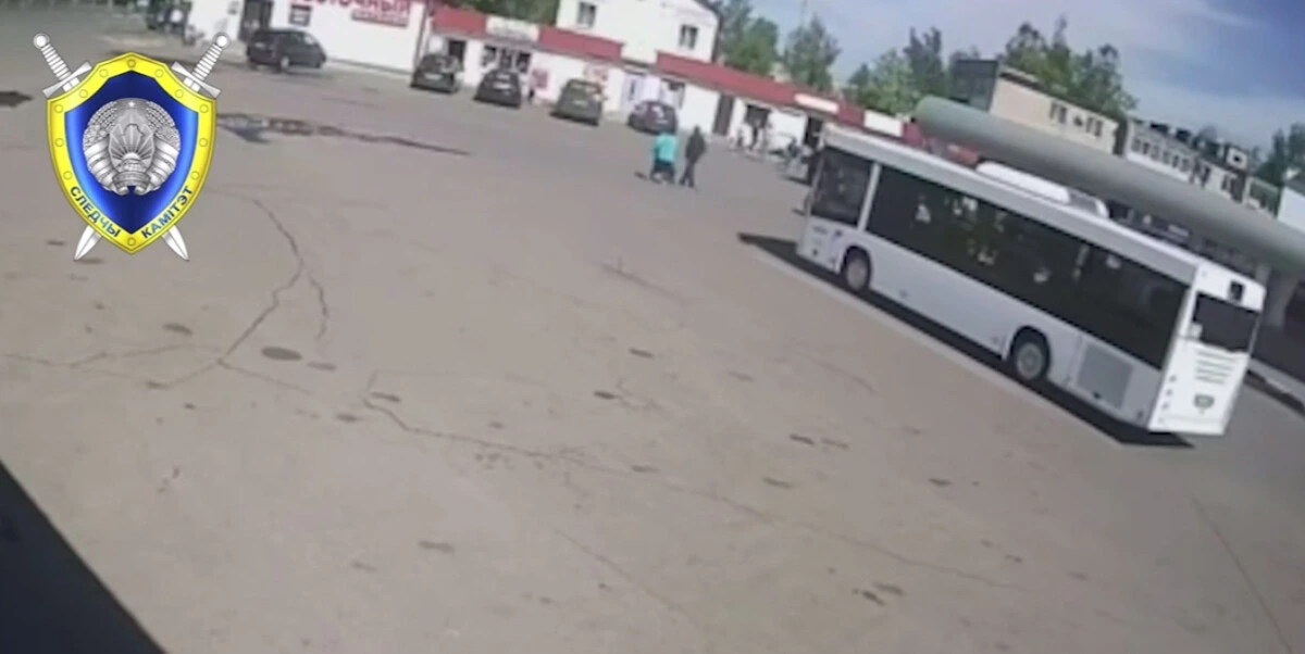 В Чаусах из‑за самопроизвольного движения автобуса погибли пожилые супруги