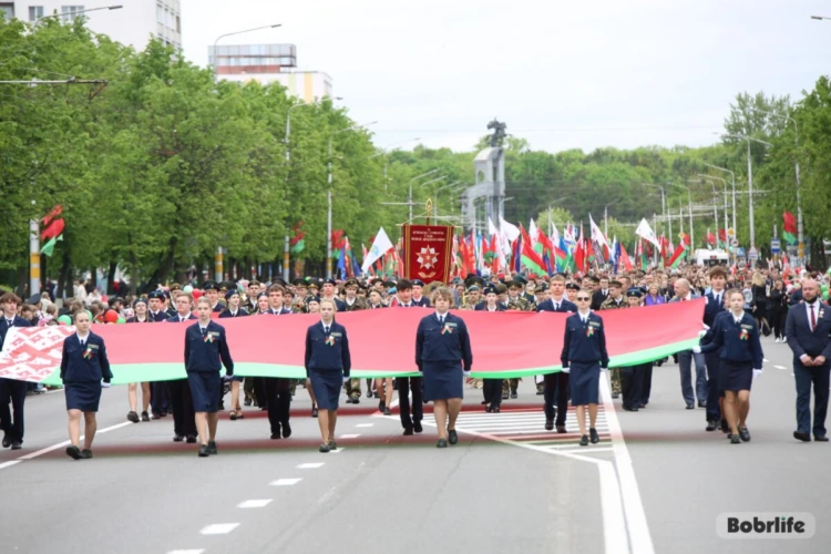 Счастья под мирным небом! В День Победы в Бобруйске прошли праздничное шествие и митинг