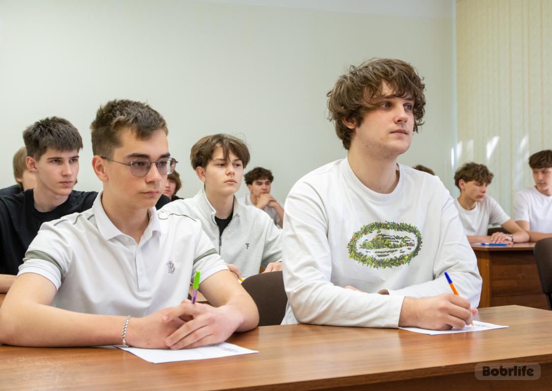 Урок исторической памяти. В автомеханическом колледже прошел диктант «Гвоздика Победы»