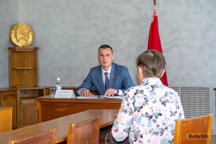 Найти совместное решение. Первый заместитель председателя Бобруйского горисполкома Максим Стукалов провел личный прием граждан