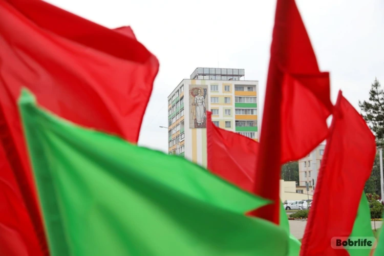 Бобруйск украсили ко Дню Государственного герба, Государственного флага и Государственного гимна