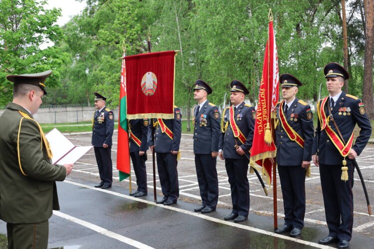 Отдали почести. Торжественное мероприятие ко Дню государственных символов прошло в войсковой части в Бобруйске