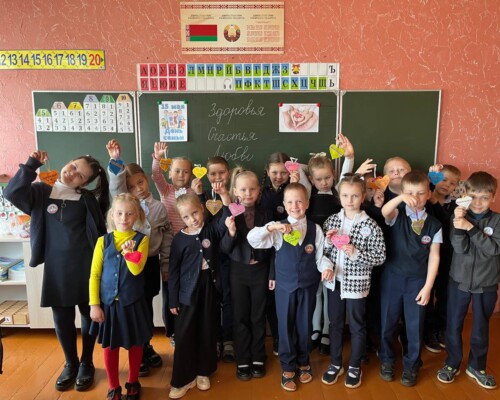 «Теплые подарки для самых близких: первоклассники Бобруйска создали фетровые «Сердечки на память» ко Дню семьи»
