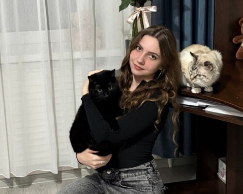 В рубрике «Любимые питомцы». Бобруйская одиннадцатиклассница держит дома двух котов с противоположными характерами