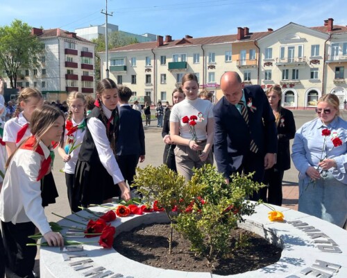 Память и гордость поколений: жители Бобруйска почтили память героев-фандоковцев