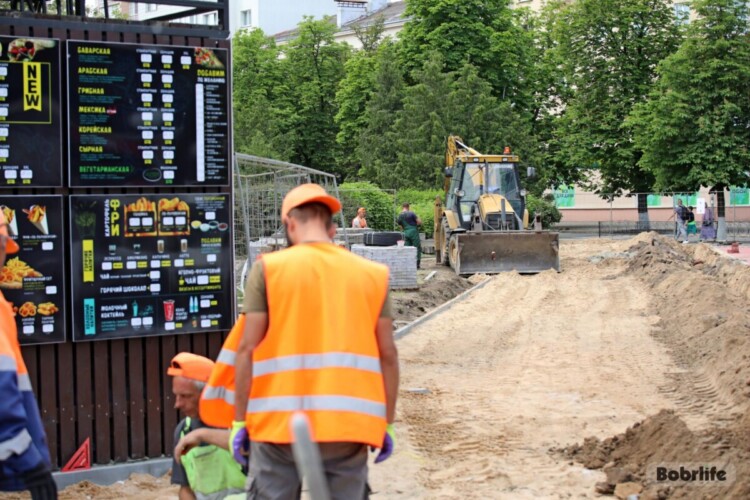 Пространство для отдыха: в центре Бобруйска обустраивают лаунж-зону со скамейками и подсветкой