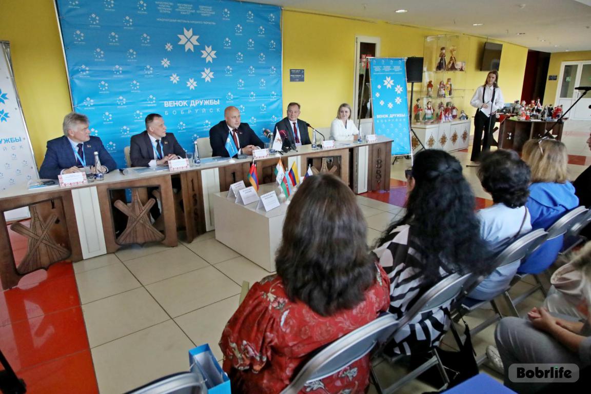 Творческий диалог. Прошла пресс-конференция, посвященная фестивалю «Венок дружбы»