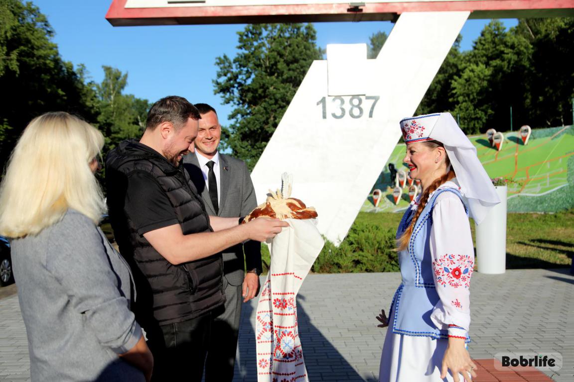 Радушно и с народными песнями. В Бобруйске встретили официальную делегацию Костромы