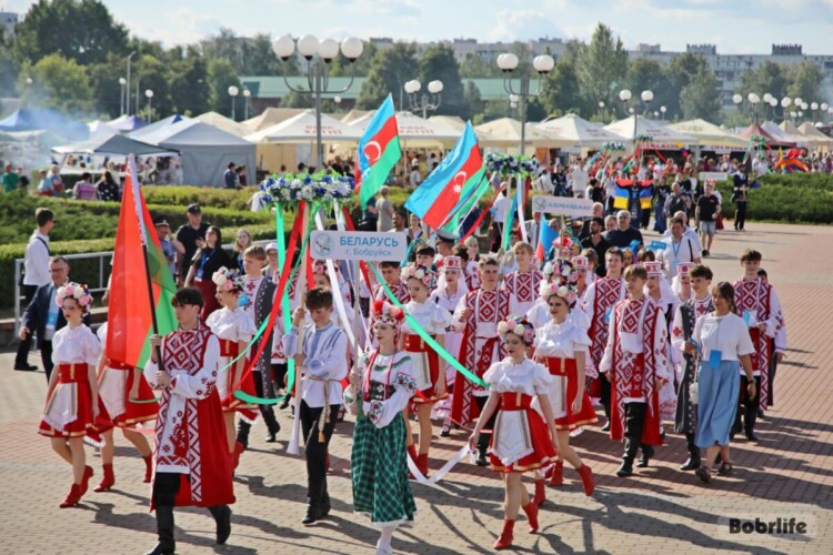 Море обаяния, позитива и дружелюбия. В Бобруйске прошло праздничное шествие участников фестиваля «Венок дружбы»