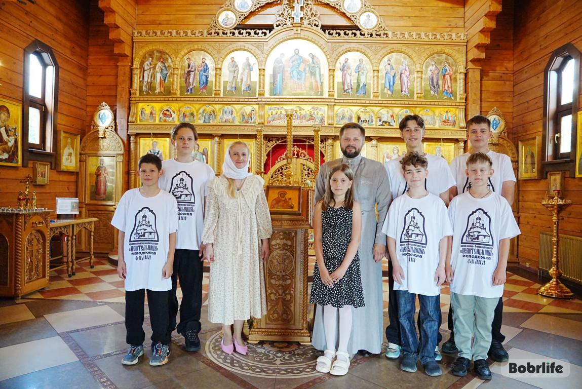 «Вера не доказуется, вера показуется»: как молодая семья священника находит общий язык с детьми и приходом