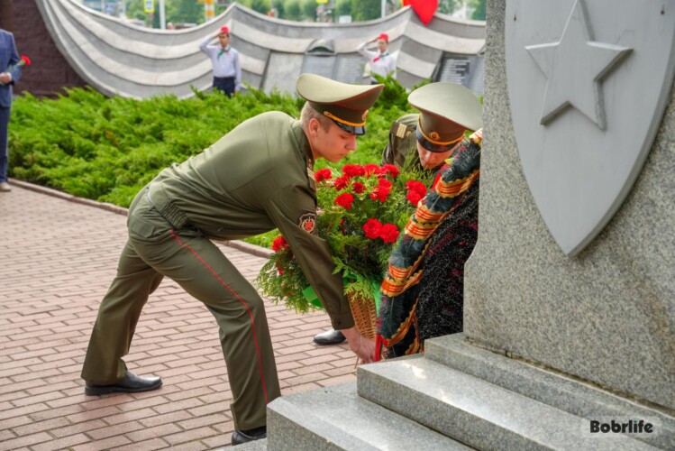 От подвига прошлого к наследию настоящего. В Бобруйске почтили память воинов-освободителей
