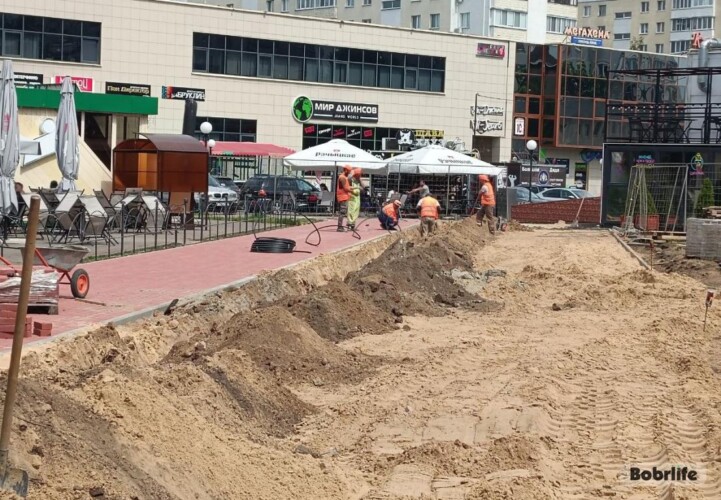 Пространство для отдыха: в центре Бобруйска обустраивают лаунж-зону со скамейками и подсветкой