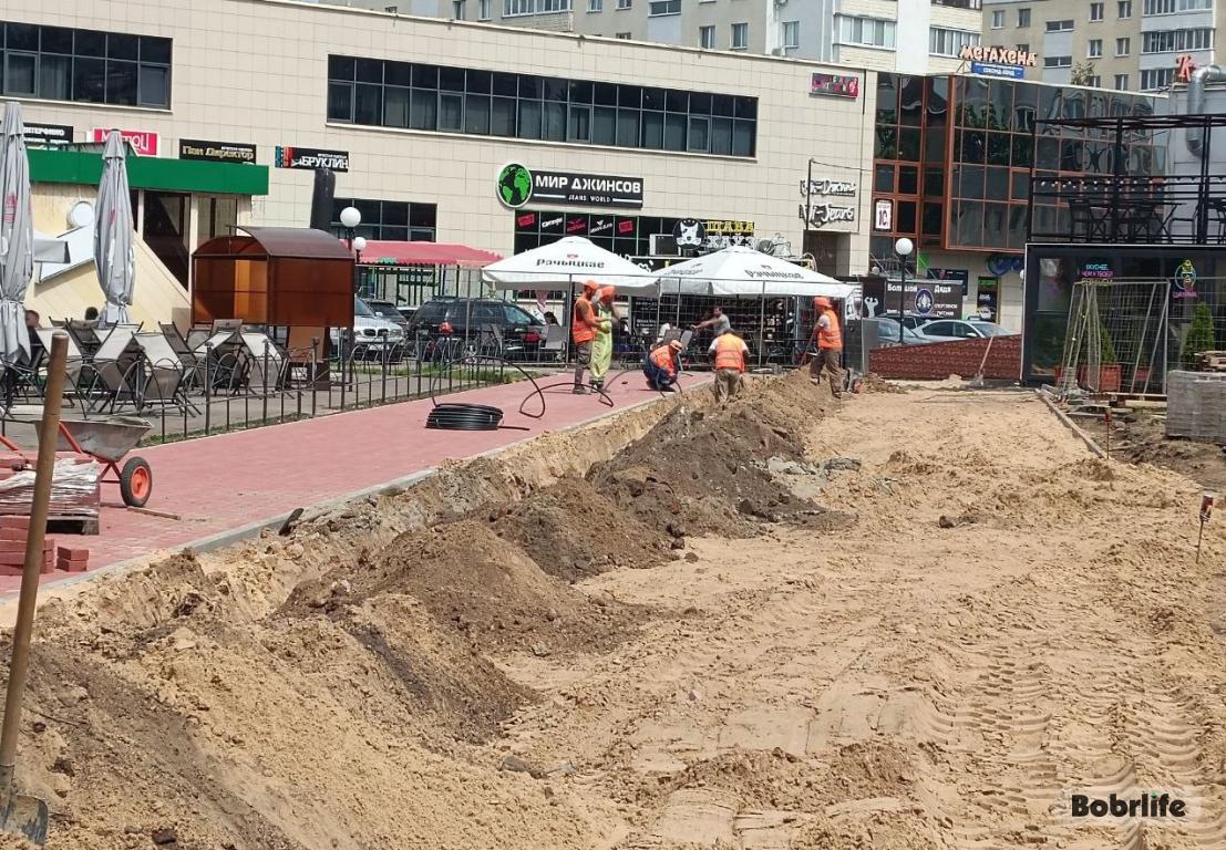 Пространство для отдыха: в центре Бобруйска обустраивают лаунж-зону со скамейками и подсветкой