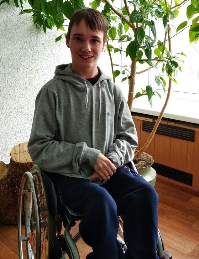 Мечта — просто выйти на улицу: 21-летнему минчанину Василию с ДЦП нужна помощь в покупке специальной коляски