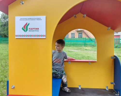 Подарок детям Бобруйска: партийцы и ЖРЭУ благоустроили детскую площадку