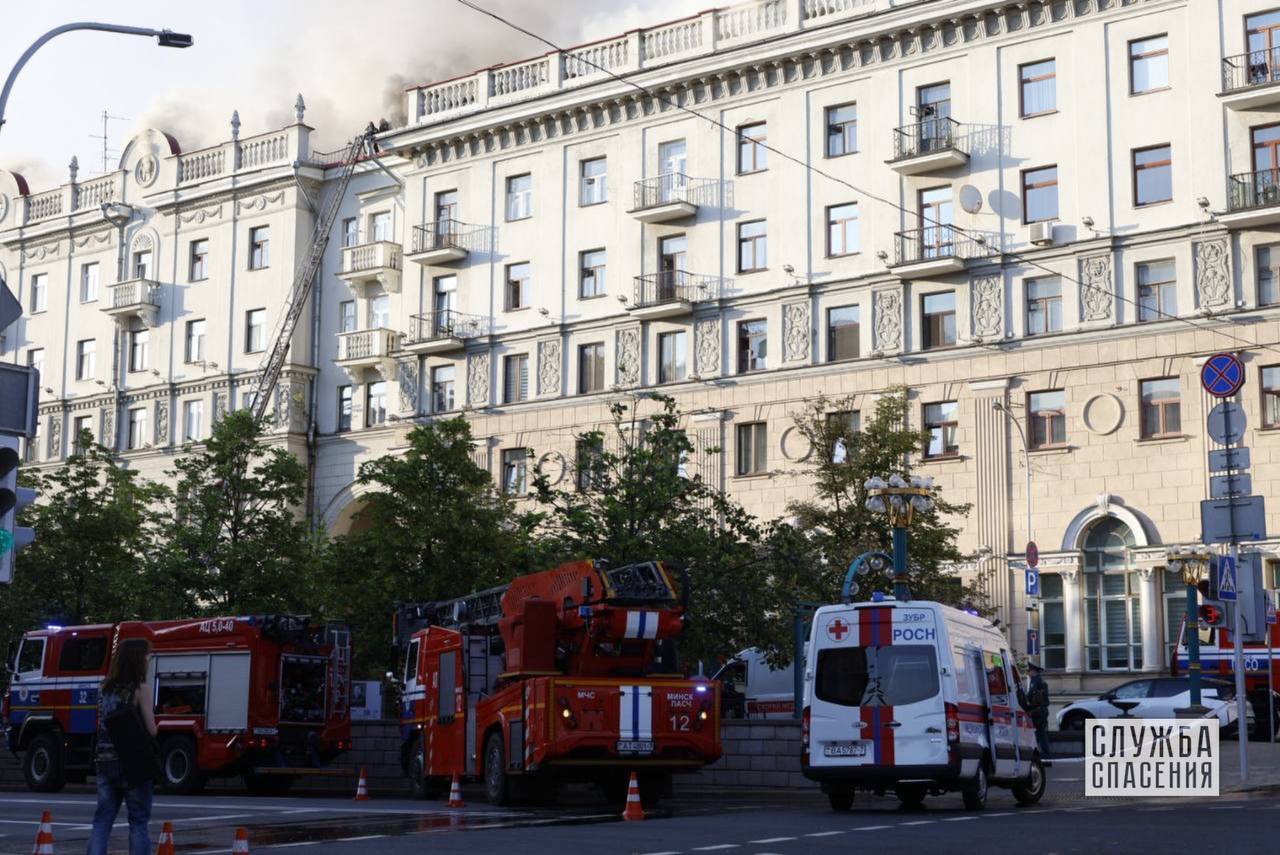 В центре Минска горит крыша шестиэтажки: людей эвакуируют, на месте работают более 50 спасателей