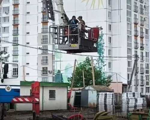 В Бобруйске спасатели помогли работникам, застрявшим на высоте в строительной люльке