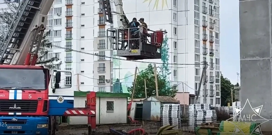 В Бобруйске спасатели помогли работникам, застрявшим на высоте в строительной люльке