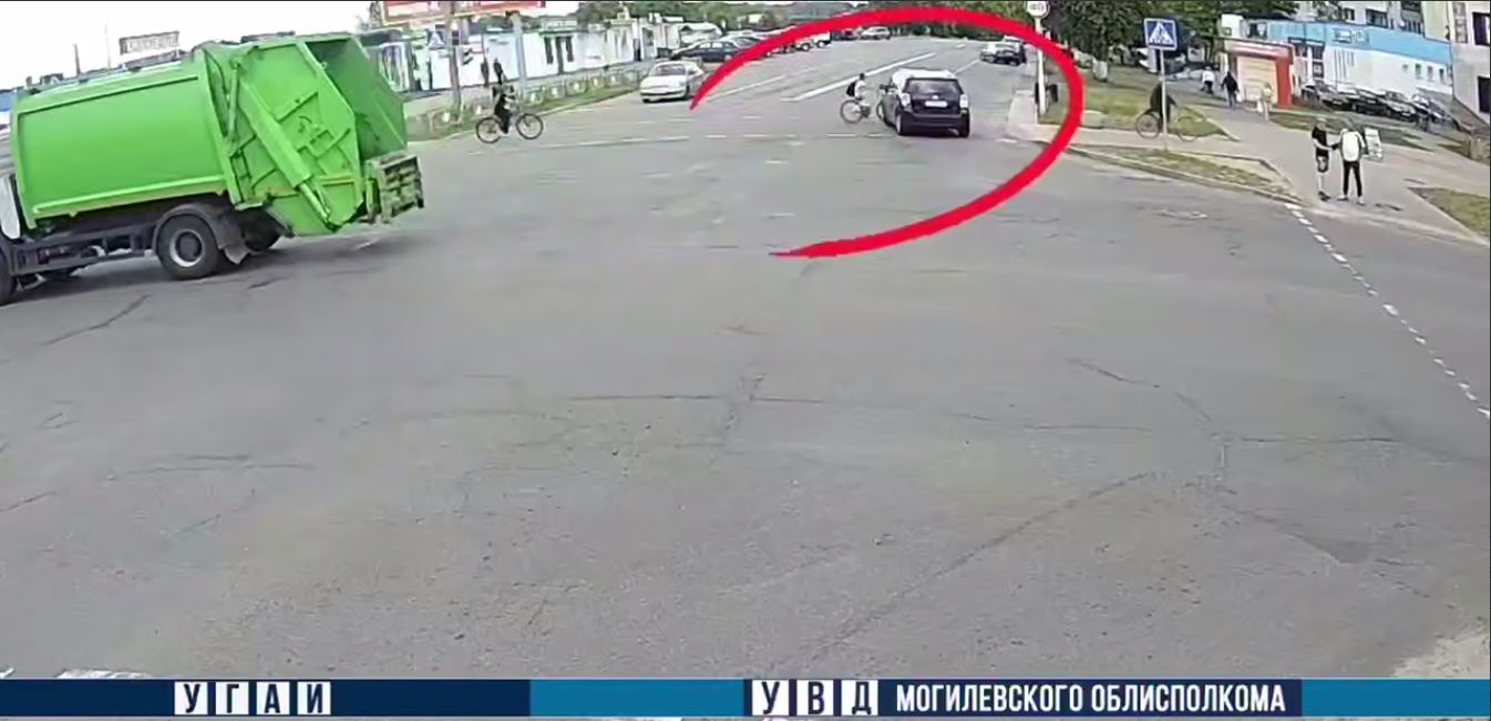 В Бобруйске автомобиль сбил 12-летнего велосипедиста на переходе