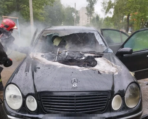 Пожар под капотом: в Бобруйске горел автомобиль