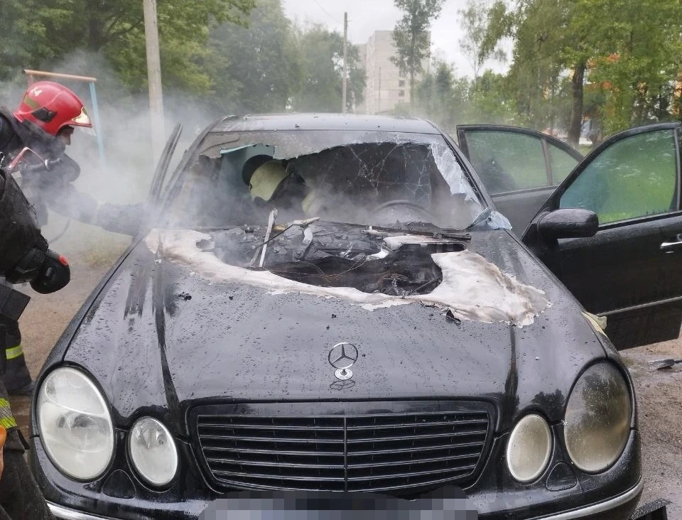 Пожар под капотом: в Бобруйске горел автомобиль