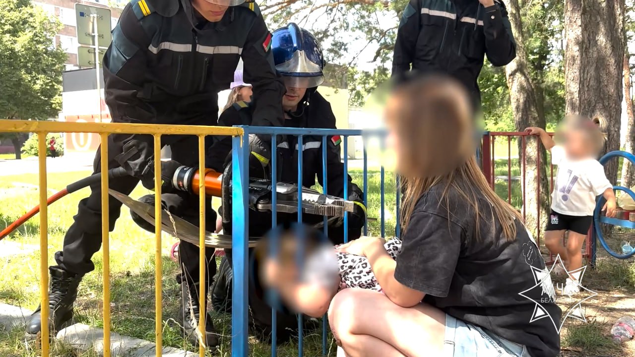 В Бобруйске ребенок застрял в заборе: на помощь пришли спасатели