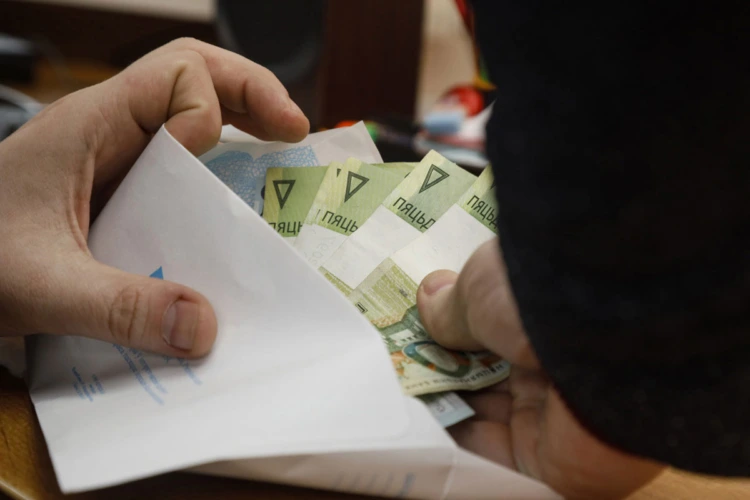 КГК и МНС раскрыли масштабные схемы выплаты «серых» зарплат в Беларуси