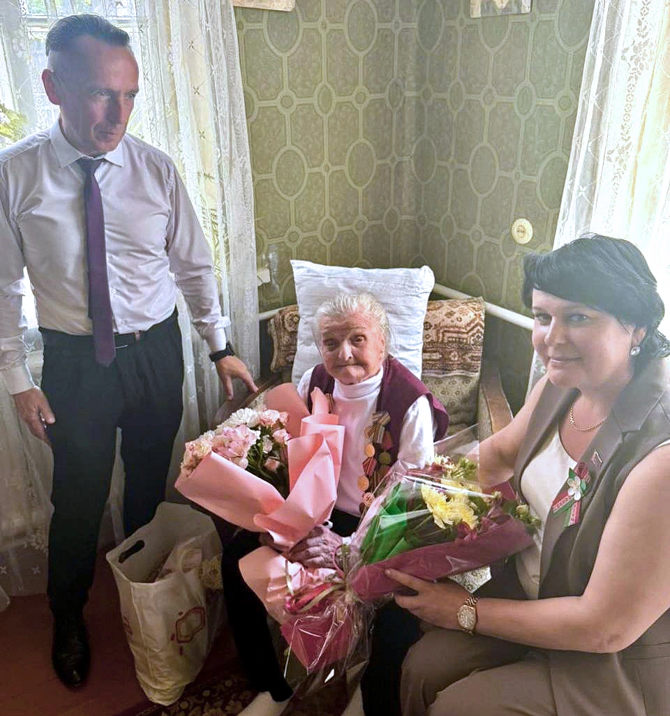 С теплом и заботой о героях. В Бобруйске поздравили с Днем Независимости ветерана Анастасию Дударь