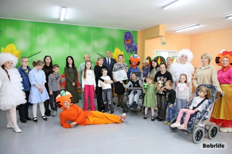 В подарок детям. Денежный сертификат по итогам фестиваля еды «Запрашаем смачна есцi» передали Центру коррекционно-развивающего обучения и реабилитации Бобруйска