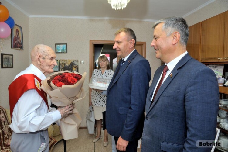 100 лет исполнилось ветерану из Бобруйска. Борис Музалевский принимает поздравления с вековым юбилеем