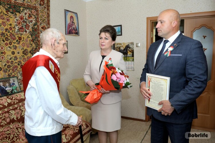 Спасибо за мирное небо! Ветеранов Бобруйска поздравили с наступающим Днем Независимости и 82-й годовщиной освобождения
