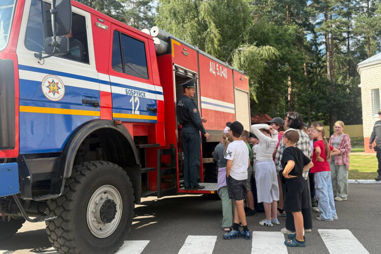Безопасные каникулы: чему учат бобруйские спасатели в загородных лагерях