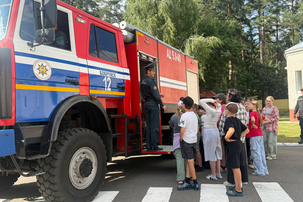 Безопасные каникулы: чему учат бобруйские спасатели в загородных лагерях