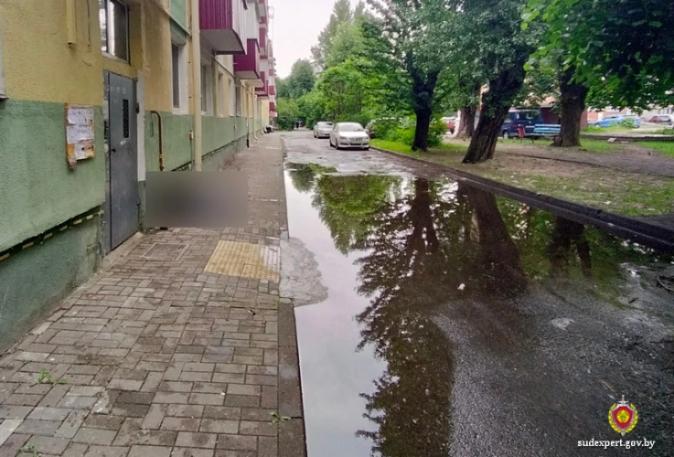Лужи достаточно. В Бобруйске погиб человек, захлебнувшись водой