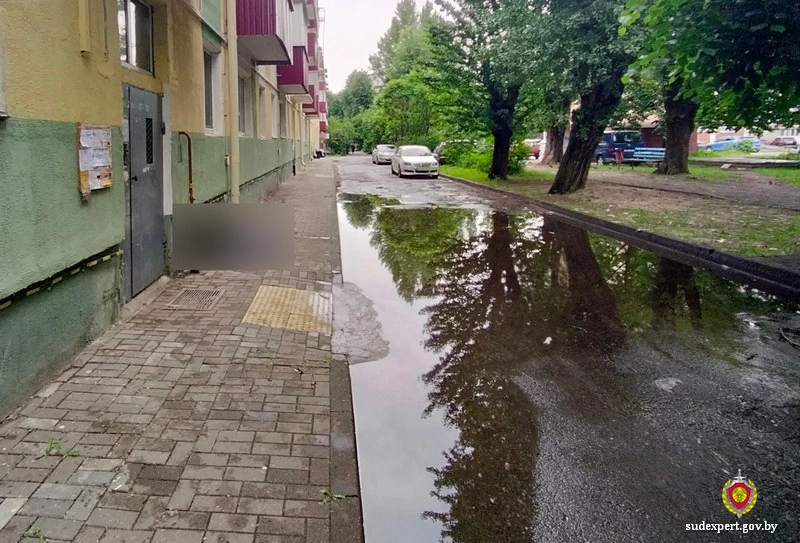 Лужи достаточно. В Бобруйске погиб человек, захлебнувшись водой