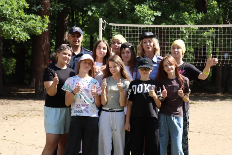 В бобруйском лагере «Мечта» прошла встреча с правоохранителями: футбол, уроки безопасности и сладкие призы
