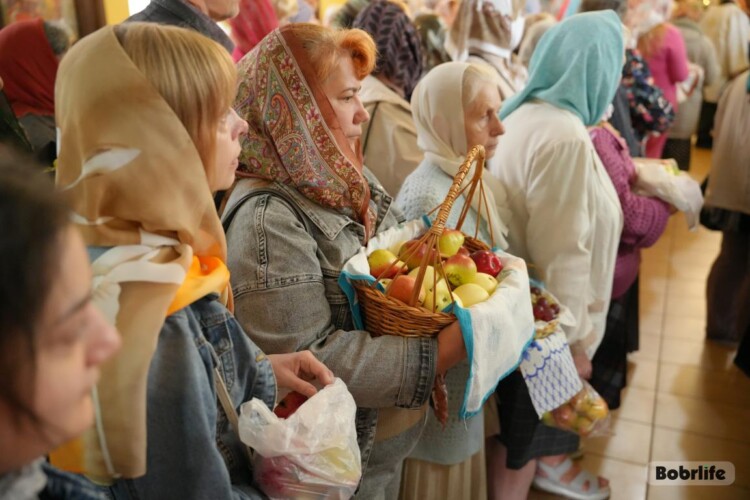 Православные верующие Бобруйска празднуют Преображение Господне – Яблочный Спас