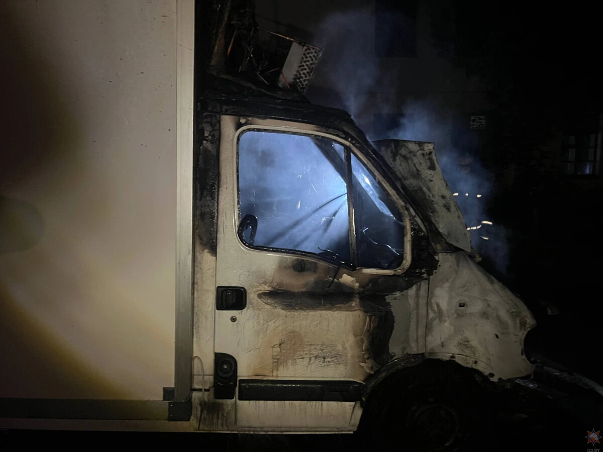 Ночной пожар. Бобруйские спасатели тушили автомобиль