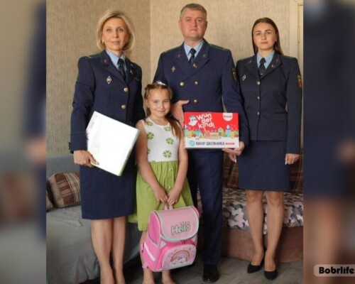«Пусть первый звонок принесет только радость»: сотрудники прокуратуры Бобруйска поздравили будущую первоклассницу