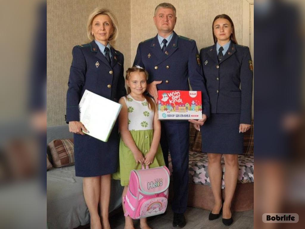 «Пусть первый звонок принесет только радость»: сотрудники прокуратуры Бобруйска поздравили будущую первоклассницу