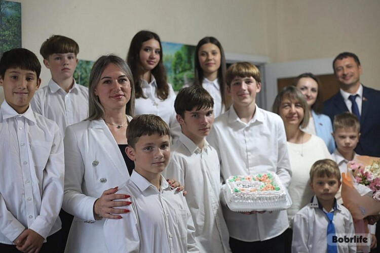 Сладкие подарки в День знаний. Депутаты Бобруйского горсовета поздравили воспитанников дома семейного типа Варичевых