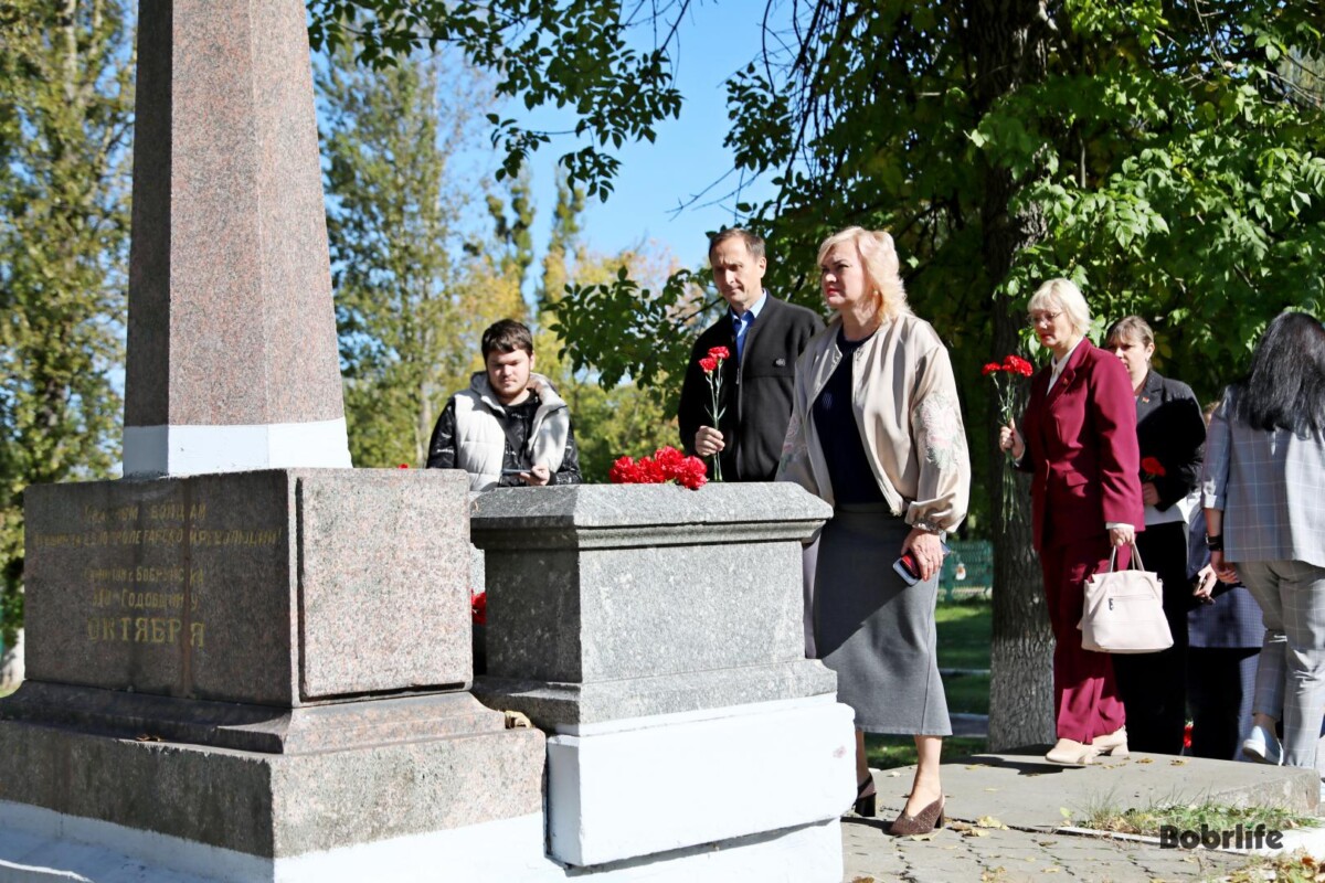 Символ сплоченности. В преддверии Дня народного единства бобруйчане возложили цветы к братской могиле