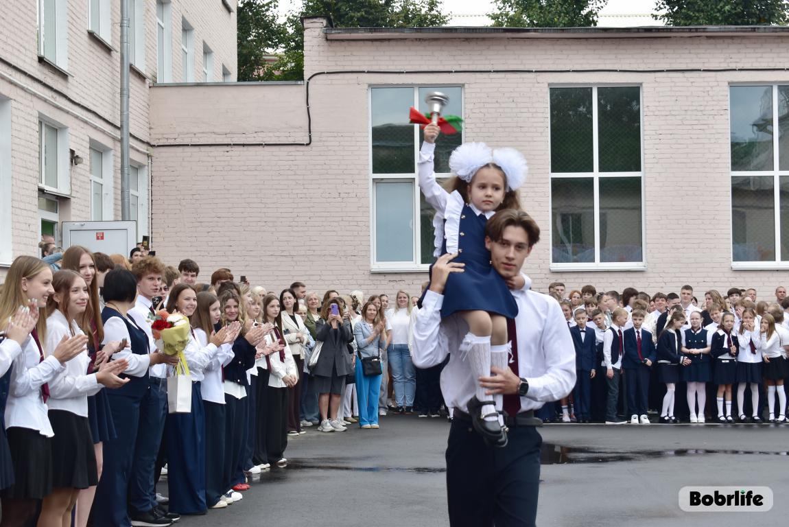 Волнение, цветы и звонок: как гимназия №3 встретила День знаний
