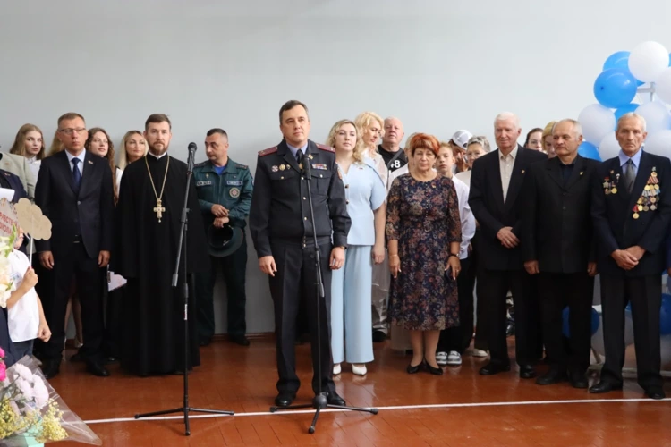 Верность традиции: правоохранители поздравили с Днем знаний учеников школы № 21