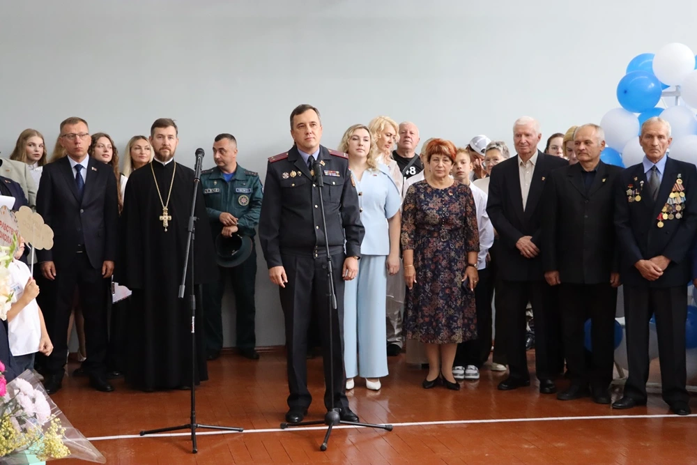 Верность традиции: правоохранители поздравили с Днем знаний учеников школы № 21