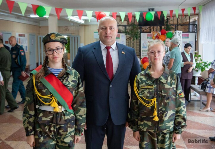 В мир знаний и дружбы. В средней школе №17 прошла торжественная линейка к 1 сентября